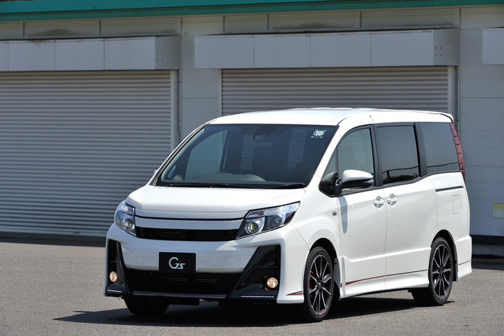 専用チューニングの足まわりとボディーの補強などが特徴のカスタマイズカー「ノアG's」。「ヴォクシーG's」とともに、2016年4月下旬の発売が予定されている。