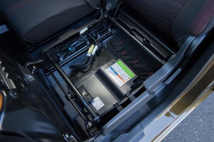 助手席下に積まれるマイルドハイブリッドシステム用のリチウムイオンバッテリー。従来型の「S-エネチャージ」用と比べて容量が大きくアップしている。