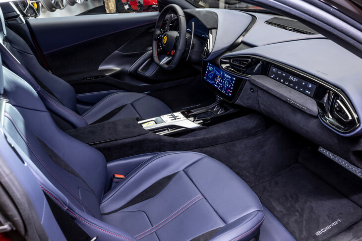 インテリアのデザインには、シンメトリー（左右対称）なコクーンスタイルを採用。