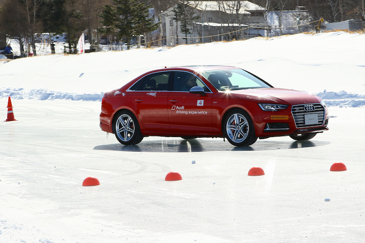 プログラムのはじめは氷上でのブレーキングチェックから。目印である緑のパイロンまでに、40km/hまで加速するように言われたのだが、ツルツルの路面で思うような加速ができなかった。