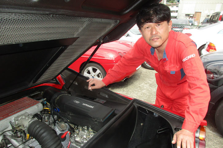 “赤い玉号”こと筆者の「フェラーリ328GTS」はアリアガレージ工場長の平澤雅信氏のもとで車高アップとアライメント調整を行った。