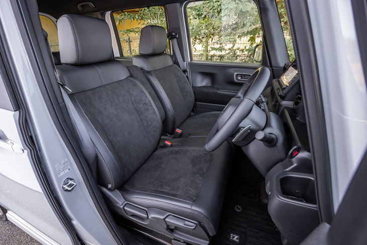 ブラックのプライムスムースとスエード調トリコットのコンビネーションシートは「N-BOXカスタム ターボ」に標準採用されるアイテム。運転席と助手席にはヒーター機能も備わっている。