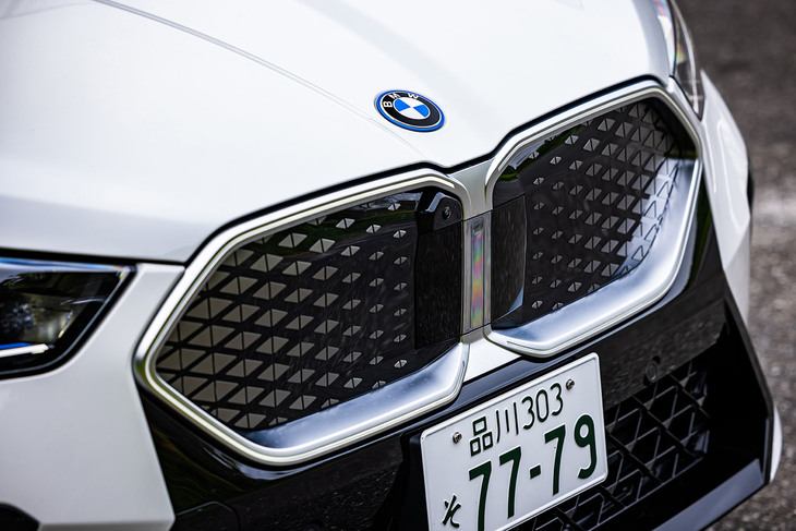 中央のバーで左右をつなぎ、全体で六角形を表現するキドニーグリルを採用。グリル内に開口部はなく、フレームの内側はパネルで覆われている。空気抵抗を示す係数であるCd値はICE車の「X2」が0.27、フロントの開口部が小さいBEVの「iX2」が0.25と発表されている。