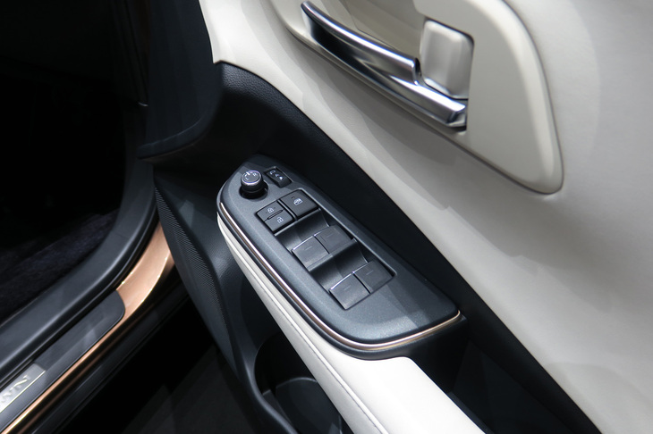 トヨタ・クラウン クロスオーバー（フロントドアコンソール）