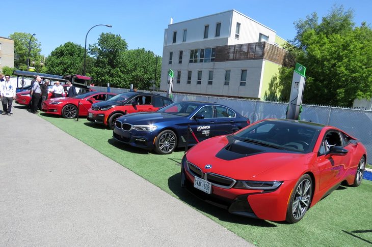 試乗イベント用に提供された、各メーカーの電動モデル。受付のスタッフに聞いたところ、やはり「BMW i8」の人気が高かったようだ。