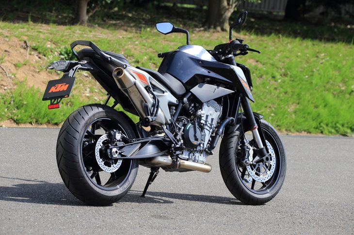 「KTM790デューク」は、24年の歴史を持つKTMのロードモデル「デューク」シリーズの最新モデル。フレームやエンジンなど、主要なコンポーネンツはすべて新開発となっている。