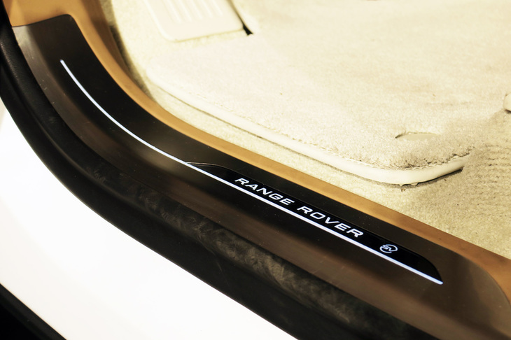 ランドローバー・レンジローバーSV P530（サイドシルプレート）
