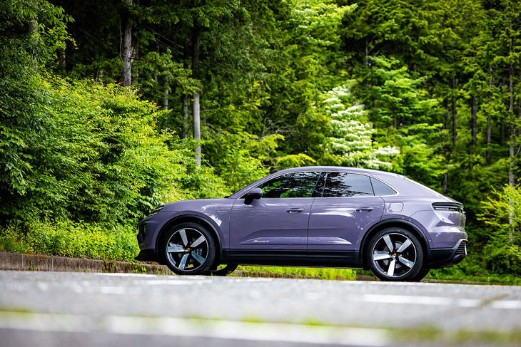 「マカン4」のボディーサイズは全長×全幅×全高＝4784×1938×1622mm、ホイールベースは2893mm。アウディのBEV「Q6 e-tron」と同じく電動車用に開発された「プレミアムプラットフォームエレクトリック（PPE）」が用いられている。