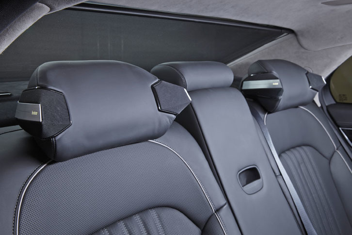 個々のシートのヘッドレストには専用のスピーカーが装着されている。