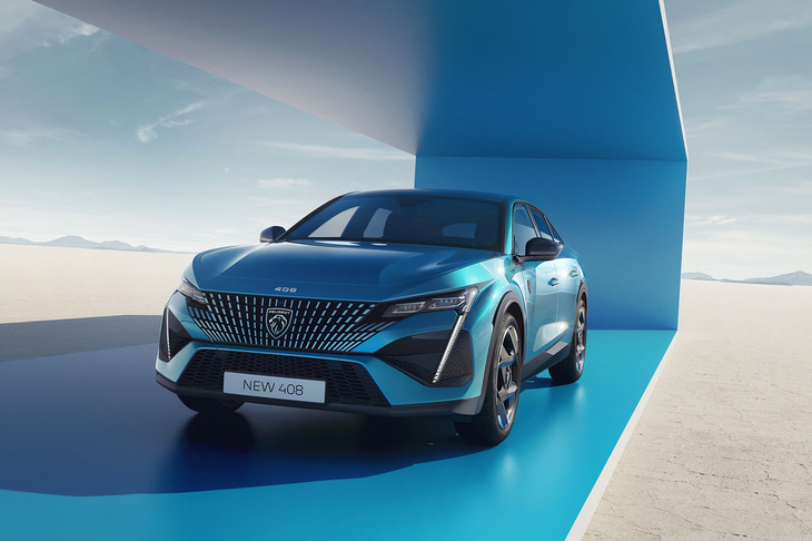 「408」のフロントフェイス。ボディー同色となるグリルに、新デザインのプジョーエンブレムを配している。