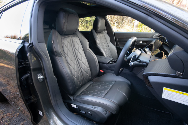 オプションの「フルパッケージ」に含まれるナッパレザーのシート。標準仕様の「GT BlueHDi」には、アルカンターラとレザーのコンビシートが装備される。