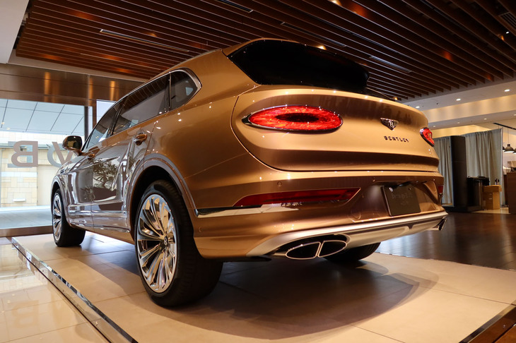 ベントレー・ベンテイガEWBアズール ファーストエディション