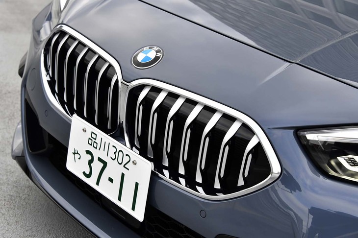 サテン仕上げの格子を持つキドニーグリル。空気の流入量を調節してエンジン温度を最適化させるグリルシャッターが備わる。