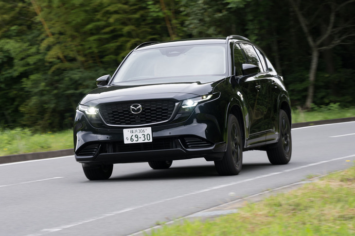 WLTCモード燃費はFFで15.2km/リッター、4WDで14.2km/リッター。先代の2.5リッターガソリン車（FF：13.8km/リッター、4WD：13.0km/リッター）より1割ほど改善している。