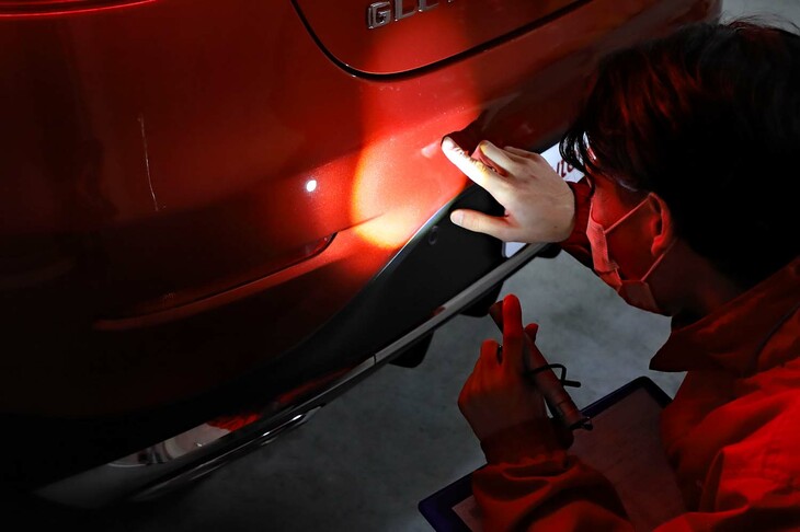 今回は日の光の届かない地下駐車場での査定となったが、そのチェックは入念。キズの有無などは車両の情報として入札する業者に伝えられる。