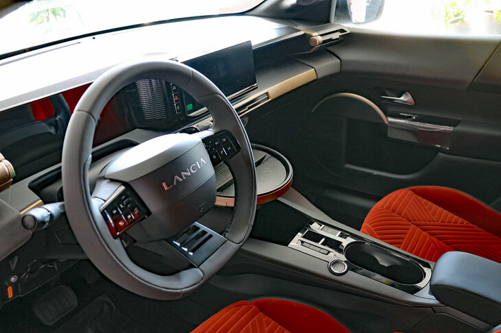 ダッシュボードには10.25インチのディスプレイが2基備わる。なお、室内写真は販売店展示車ゆえ、保護フィルムが剥がされていなかったり、紙製マットが敷かれたままのものがある。