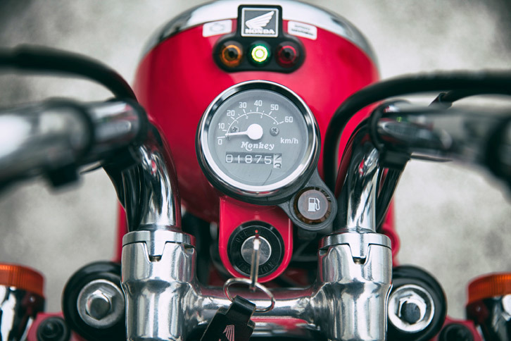 メーターは速度計のみのアナログ・単眼式。オドメーターや燃料の警告灯を備えるなど、意外や装備は現代的だ。