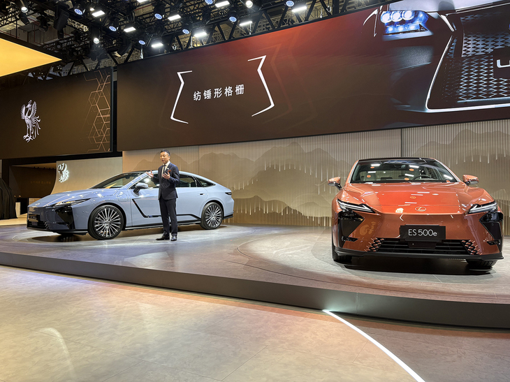 上海ショーの会場で新型「レクサスES」を披露したトヨタ中国の李暉総経理。
