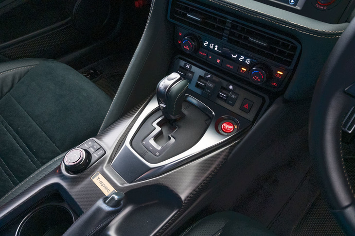 トランスミッションは6段のデュアルクラッチ式AT。スタート時にガコン、バコンと音を立てるのは“昔から”だが、度重なる改良を経て、変速マナーは大幅に洗練された。