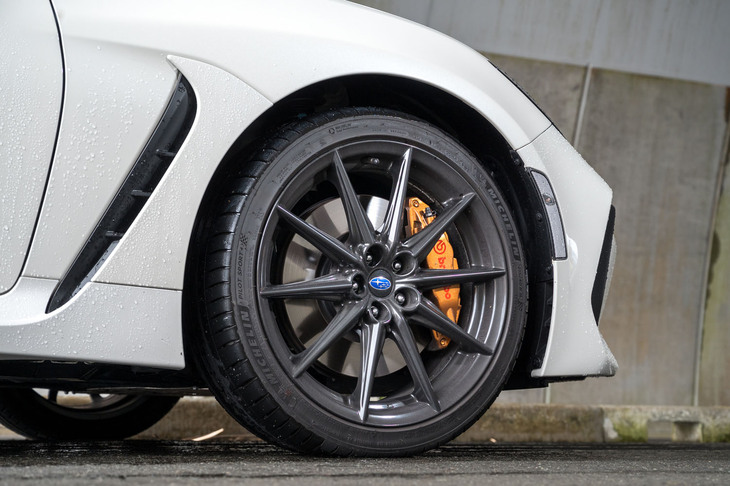 ホイールに施されるダークメタリック塗装も「STI Sport」の特徴。タイヤサイズは「S」と同じく前後同径の215/40R18で、試乗車にはミシュランのスポーツタイヤ「パイロットスポーツ4」が装着されていた。