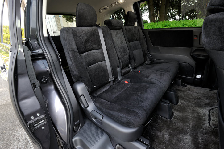 8人乗り仕様に装備される、3人掛けの2列目ベンチシート。