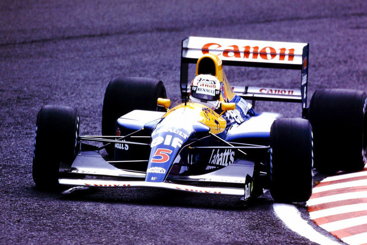 1992年、1993年と、2年連続でドライバーとコンストラクターの両タイトルを独占したウィリアムズの強さに、セナはマクラーレンからの移籍を決意した。写真は1992年の日本グランプリにて、同年のシリーズチャンピオンとなったナイジェル・マンセルの「ウィリアムズFW14B」。