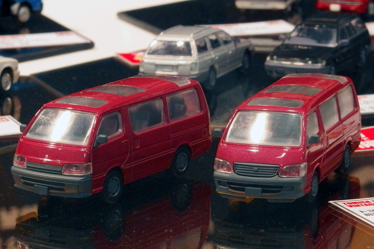 トミカリミテッドヴィンテージNEOの「トヨタ・ハイエース ワゴン」。100系こと4代目の前期型（左）と後期型（右）。発売時期、価格ともに未定。