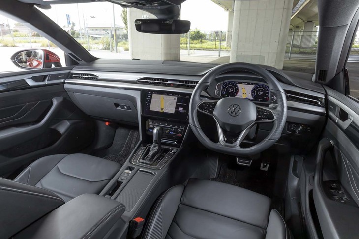 ダッシュパネルの最上部とドアトリムは「レザレット」で覆われる。アルミニウムのパネル類は、「Rライン」ならではの装備。