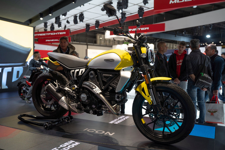 2015年に市場投入され、ドゥカティの世界を広げた「スクランブラー」シリーズがモデルチェンジした。排気量803ccの空冷L型2気筒デスモドロミックエンジンはそのまま継承されているが、新しい排ガス規制へ対応したことに加えてユニットを軽量化。クラッチまわりも変更し、操作性を向上させている。またエキゾーストパイプのレイアウトが見直されたことで、車体のサイドビジュアルも変わった。トレリスフレームは鋼管のレイアウトこそ変わらないが素材を変更するなどして軽量化。スイングアームも新しくなり、車体左側に見えていたリアサスペンションはスイングアームの中央に移設されてる。またスチール製タンクをベースにデザインされたタンクカバーに、オイルクーラーカバーが追加された点も視覚的なトピックだ。スクランブラーシリーズは、写真の「スクランブラー アイコン」に加え、アメリカのフラットトラックレースにインスピレーションを受けた「スクランブラー フルスロットル」、カフェレーサースタイルの「スクランブラー ナイトシフト」がラインナップされる。