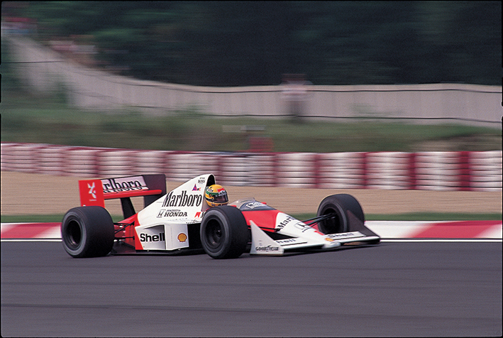 3.5リッター自然吸気へとエンジンの規定が変更されても、マクラーレンとホンダの好調は続いた。新規定の初年度となる1989年には、セナ（写真）が6勝、プロストが4勝を挙げ、マクラーレンは2位に倍近い点差をつけてコンストラクターズタイトルに輝いている。