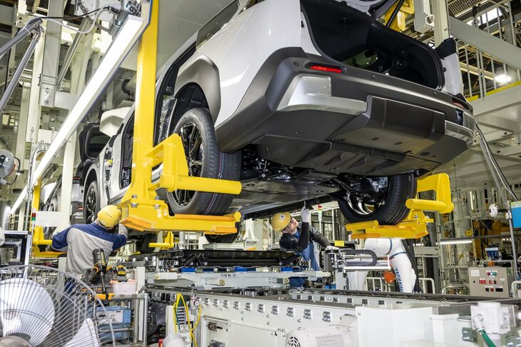 こちらはバッテリーの搭載工程。車体の下にバッテリーを組み付ける格好だが、旧来はほぼ完成状態にある重い車体を持ち上げる工程はなかったので、設備を柱などで補強して同工程が行えるようにしたという。現在は2人のスタッフによって行われているが、2026年夏をめどに完全自動化される予定だ。
