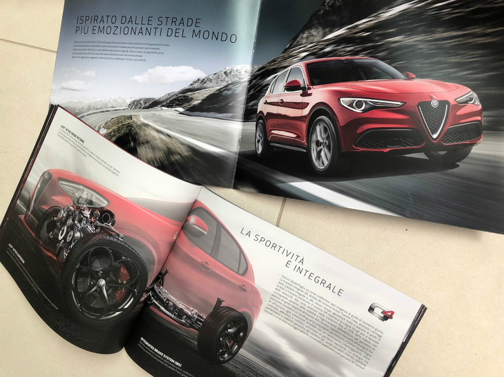 「世界一感動的な道からインスピレーションを得たクルマ」といったキャッチが躍る傍らで、理想的な前後重量配分がうたわれている。