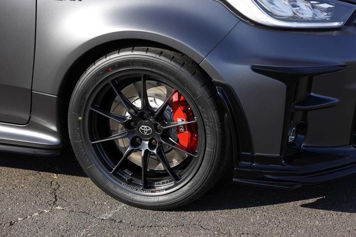GRMN専用18インチホイールには、高性能スポーツタイヤ「ヨコハマ・アドバンA052」が組み合わされている。