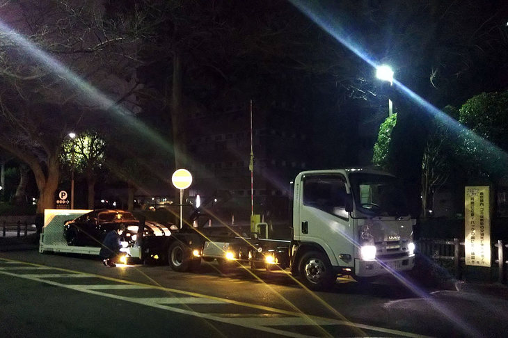 武蔵野市役所の駐車場を背景に、積載車に積まれる「バイパー」の図。今までにこうした光景をどれほど写真に収めてきたことか。やれやれ……。
