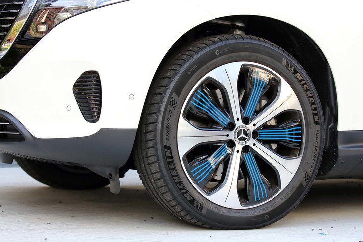 ブルーのラインが特徴的な「EQC400 4MATIC」のアルミホイール。サイズは試乗車の20インチが標準で、オプションとして21インチのものも用意される。