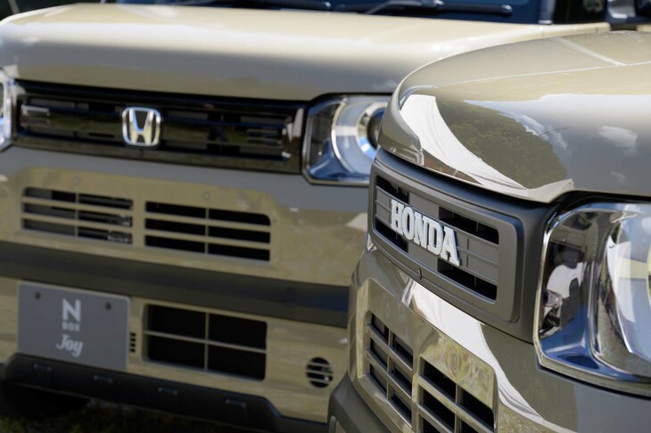 「ホンダN-BOXジョイ ターボ」（写真左奥）と同 「アクティブフェイスパッケージ」装着車（同右手前）。