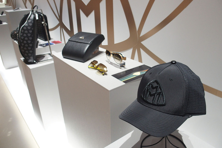 「マイバッハSLモノグラムシリーズ」の発表イベント会場に展示されたマイバッハのアクセサリー。