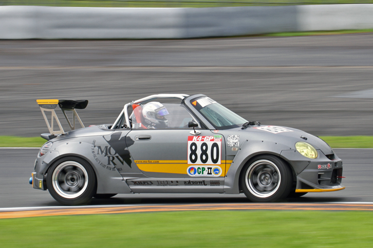 初代「ダイハツ・コペン」をモディファイした「MORVノンターボGT3コペン」。GP-2クラス。