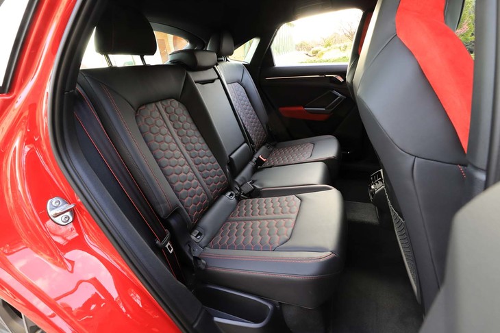 リアシートは130mmの前後スライド機構を搭載。シート表皮と合わせたレッドライン入りのシートベルトがおしゃれだ。