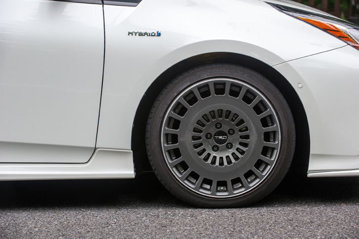 
	「TRDサスペンションセット」を装備すると、FF車では前が25mm、後ろが10mm、4WD車では前が30ｍｍ、後ろが15mm、車高がダウンする。
	