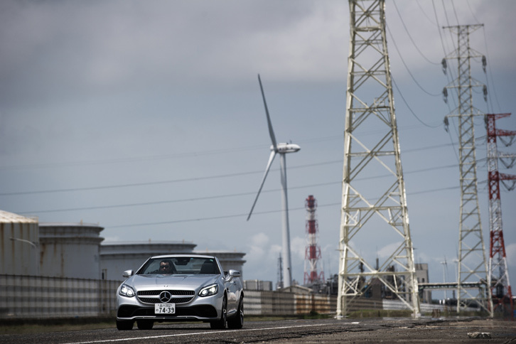 「SLC」のラインナップは、1.6リッターエンジンを搭載した「180」と「180スポーツ」、2リッターの「200スポーツ」、メルセデスAMGの「SLC43」の4種類からなる。