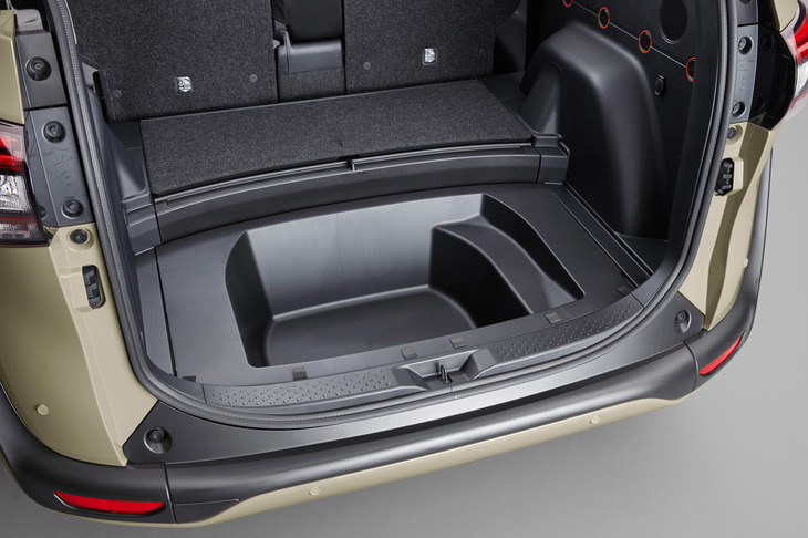 2列シート車の荷室には大型デッキアンダートレイも備わる。