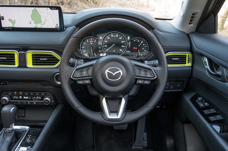 ステアリングホイールは本革巻き。ステアリングヒーターも標準装備される。