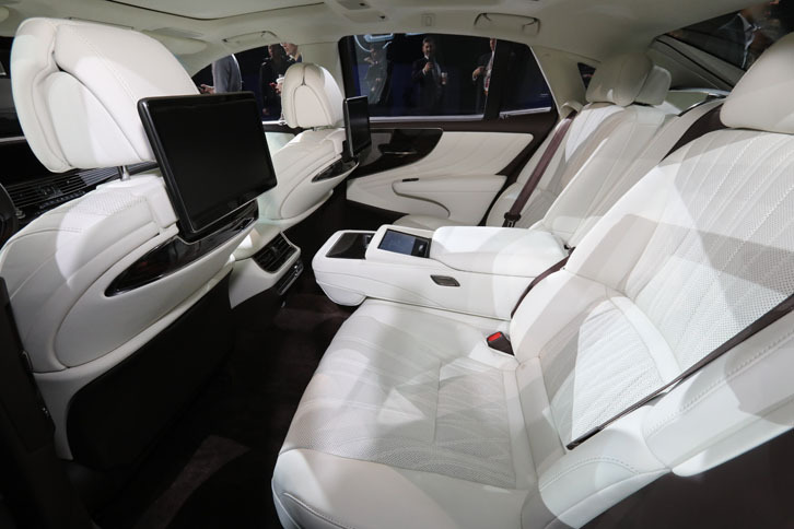 クラストップレベルのレッグスペースを誇る後席。