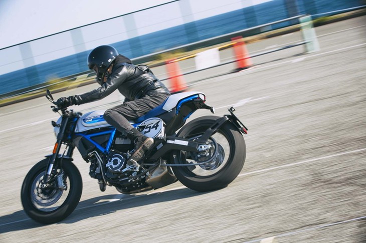 ボディーサイズ：全長×全幅×全高＝2090×875×1066mm
	ホイールベース：1436mm
	重量：196kg
	エンジン：803cc 空冷4ストローク L型2気筒 SOHC 2バルブ
	最高出力：73ps（54kW）/8250rpm
	最大トルク：67Nm（6.8kgm）/5750rpm
	価格：142万5000円