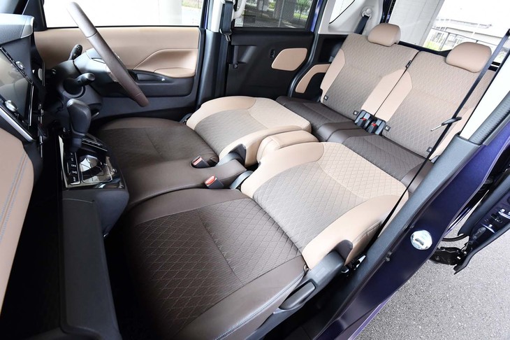 シートアレンジ次第では、車内を写真のようなくつろぎ空間にすることもできる。