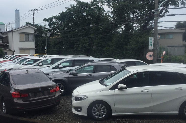 「BMW 320d」を購入した激安中古車店は、中古ドイツ車であふれていた。