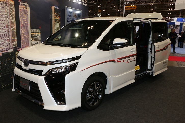 トヨタ車体グループ会社の東海特装車は、トヨタのミニバンをベースにした簡易キャンピングカー「クロス シティ カプセル」を出展。「ノア」「ボクシー」「エスクァイア」からの選択が可能だ。