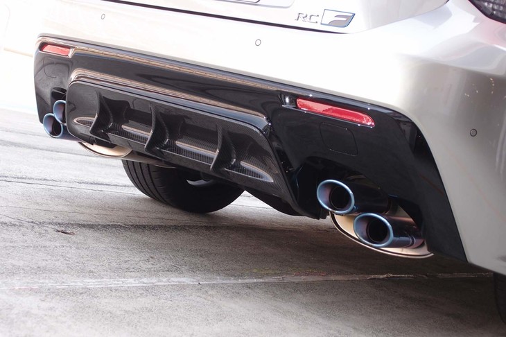 “パフォーマンスパッケージ”のリアエンドには、虹色に輝くチタン製の専用エキゾーストテールパイプが顔をのぞかせる。ベースモデルのステンレス製パイプに比べ、1台あたり7kgの軽量化に貢献するという。