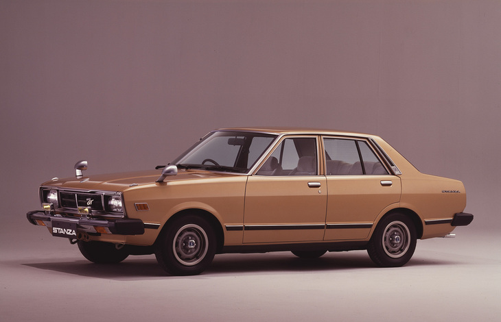 「日産スタンザ」。兄弟車の「バイオレット」「オースター」に存在した3ドアハッチバッククーペはなく、4ドアセダンのみでスタート。遅れて「スタンザ リゾート」と名乗る5ドアハッチバックが加えられた。